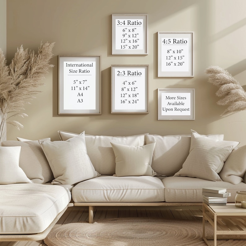 K&ouml;nnte beinhalten: Ein beiges L-f&ouml;rmiges Sofa mit drei Kissen steht in einem Raum mit einer hellbeigen Wand. An der Wand h&auml;ngen drei gerahmte Poster mit unterschiedlichen Gr&ouml;&szlig;enverh&auml;ltnissen und Ma&szlig;en. Die Poster listen verschiedene Gr&ouml;&szlig;en f&uuml;r verf&uuml;gbare Drucke auf. Die Poster sind in hellem Holz gerahmt. Ein kleiner Holztisch mit einem Stapel B&uuml;cher steht rechts neben dem Sofa. Ein gewebter Teppich liegt auf dem Boden vor dem Sofa.