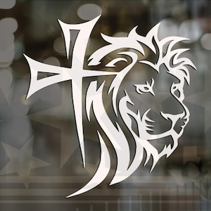 Puede incluir: Un diseño gráfico blanco que presenta la cabeza de un león y una cruz. La melena del león y la cruz están estilizadas con líneas afiladas y angulares. El diseño se encuentra sobre un fondo borroso con formas de estrella.