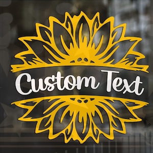 Pode incluir: Um design de girassol amarelo com as palavras "Custom Text" em branco no centro. O girassol tem recortes de pétalas detalhados, e o fundo é escuro com elementos desfocados.