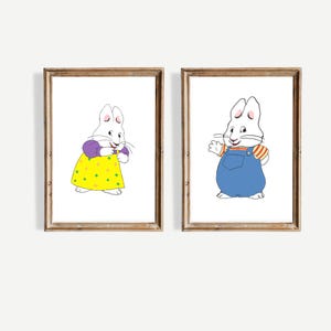 Puede incluir: Dos impresiones enmarcadas con conejos de dibujos animados. Un conejo lleva un vestido amarillo con detalles verdes y una parte superior morada. El otro conejo lleva un peto azul y una camisa a rayas. Los marcos son de madera.