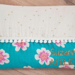 Pochette fleurie turquoise et gaze de coton dorée – Trousse maquillage bohème – Cadeau femme – Fait main