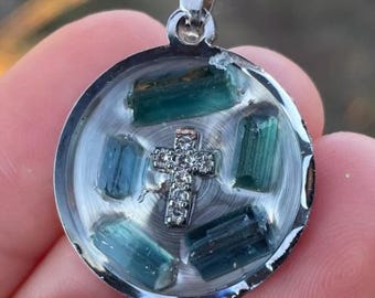 Blauer Turmalin-Edelstein-Edelstein- und Epoxy-Christian-Kreuz-Rundanhänger