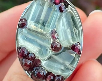 Verstellbarer Edelstahlring mit Grünem Amethyst und dunkelrotem Granat