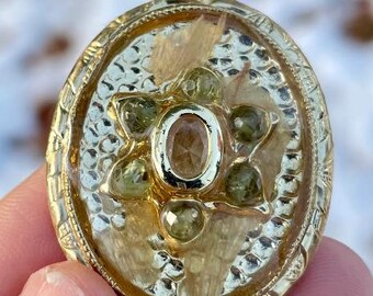 Gold Starlight, weiße getrocknete Blütenblätter und Kyanit Edelstein Epoxy Anhänger