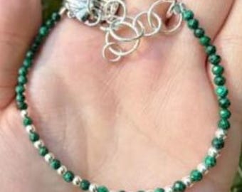 Perlenarmband aus grünem Malachit und 925er Sterlingsilber