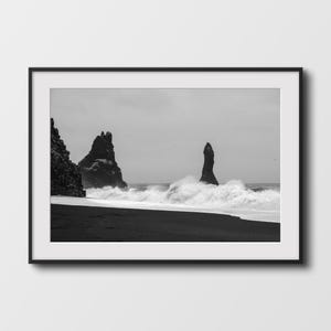 Schwarzer Strand Island – Reynisfjara Poster Querformat – Schwarz Weiß Fotografie – Minimalistisches Wandbild Natur