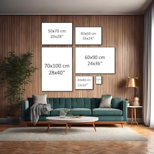 以下が含まれることがあります： 緑色のソファと白いコーヒーテーブルのあるリビングルームのインテリアデザインのモックアップ。壁は木製の羽目板で、インチとセンチメートルで異なるサイズと寸法の黒い額縁のプリントが5つ飾られています。プリントは段状に配置されています。
