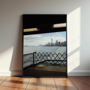 New York Skyline Poster – One World Trade Center – Hochformat Foto von Staten Island Ferry – Graublau Wandbild