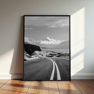 Mount Cook Poster Hochformat – Landstraße Fotografie Neuseeland – Schwarz Weiß Wandbild – Minimalistische Naturkunst