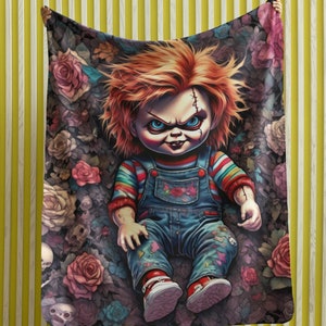 Koc pluszowy Evil Doll, przytulny koc horrorowy, prezent dla fanów horrorów, wystrój na Halloween, miękki pled na wieczory filmowe