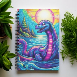 Regenboog spiraalvormig notitieboek van Loch Ness Monster | Cadeau voor Conspiracy-fan | Gevoerd notitieboek | Retro dagboek uit de jaren 90 | Cryptid-dagboek | Schoolbenodigdheden