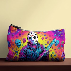 Puede incluir: Una bolsa con cremallera colorida con un gráfico de una figura enmascarada sosteniendo un cuchillo. El fondo es un patrón psicodélico de calaveras y otras formas.