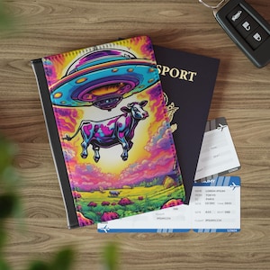 Funda para pasaporte con diseño de vaca ovni, funda para pasaporte de cuero vegano con diseño de platillo volador, accesorio de viaje con estilo retro de los años 90, regalo colorido y críptico para fanáticos de las conspiraciones