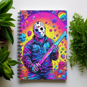 Puede incluir: Un cuaderno de espiral con una ilustración colorida de una figura con una máscara de hockey que sostiene un cuchillo grande. El fondo es un patrón psicodélico de calaveras y otras formas.