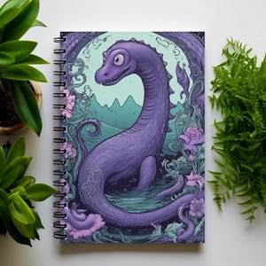 Notitieboek mystiek monster van Loch Ness, grillig cadeau voor Cryptid-fans, reisdagboek Schotland, paars groenblauw bloemen spiraal notitieboek