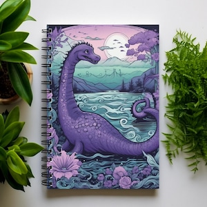 Loch Ness monster spiraal notebook, cadeau voor fans van samenzwering, uniek grillig cryptid dagboek, bloemen Loch Ness monster reisdagboek