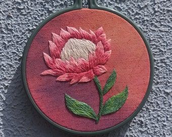 Handgemaakt borduurwerk "Protea" | Bloemenborduurwerk | Kunst aan de muur | Woondecoratie |