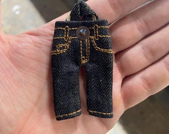 Llavero de pantalones pequeños teñidos con cúrcuma y orillo ¡¡¡yupi!!!