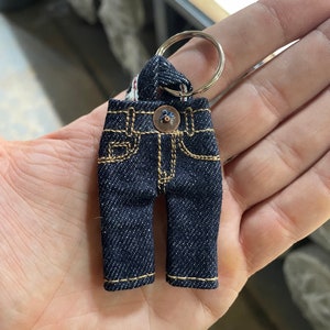 Llavero con orillo de leche y pantalones pequeños con dobladillo de punto de cadena color leche