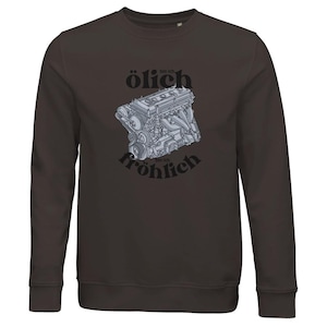 Könnte beinhalten: Ein dunkelgrauer Langarm-Sweatshirt mit einem Aufdruck eines Automotors und dem Text "ölich bin ich fröhlich" in Schwarz.