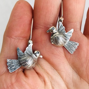 Aretes de plata de Taxco con forma de pajaritos. ¡Ojos de perla! 2088