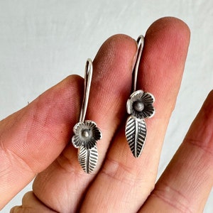 Silver Flower Earrings. 2340