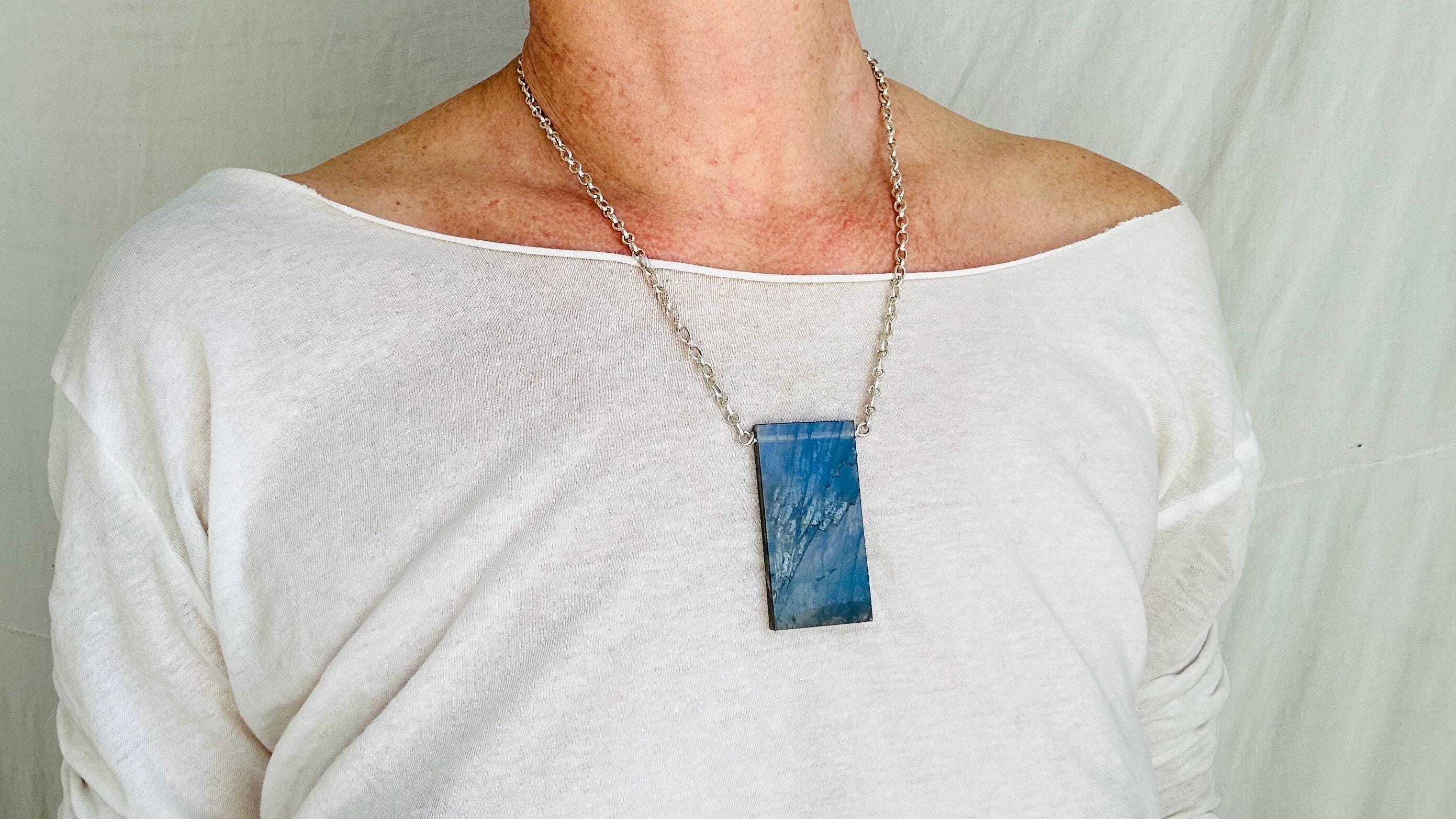 ラブラドライトペンダントネックレス。重厚なスターリングシルバー