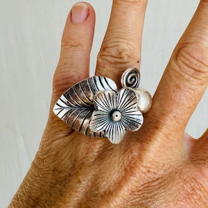 Silver Flower Ring. Adjustable. 0658