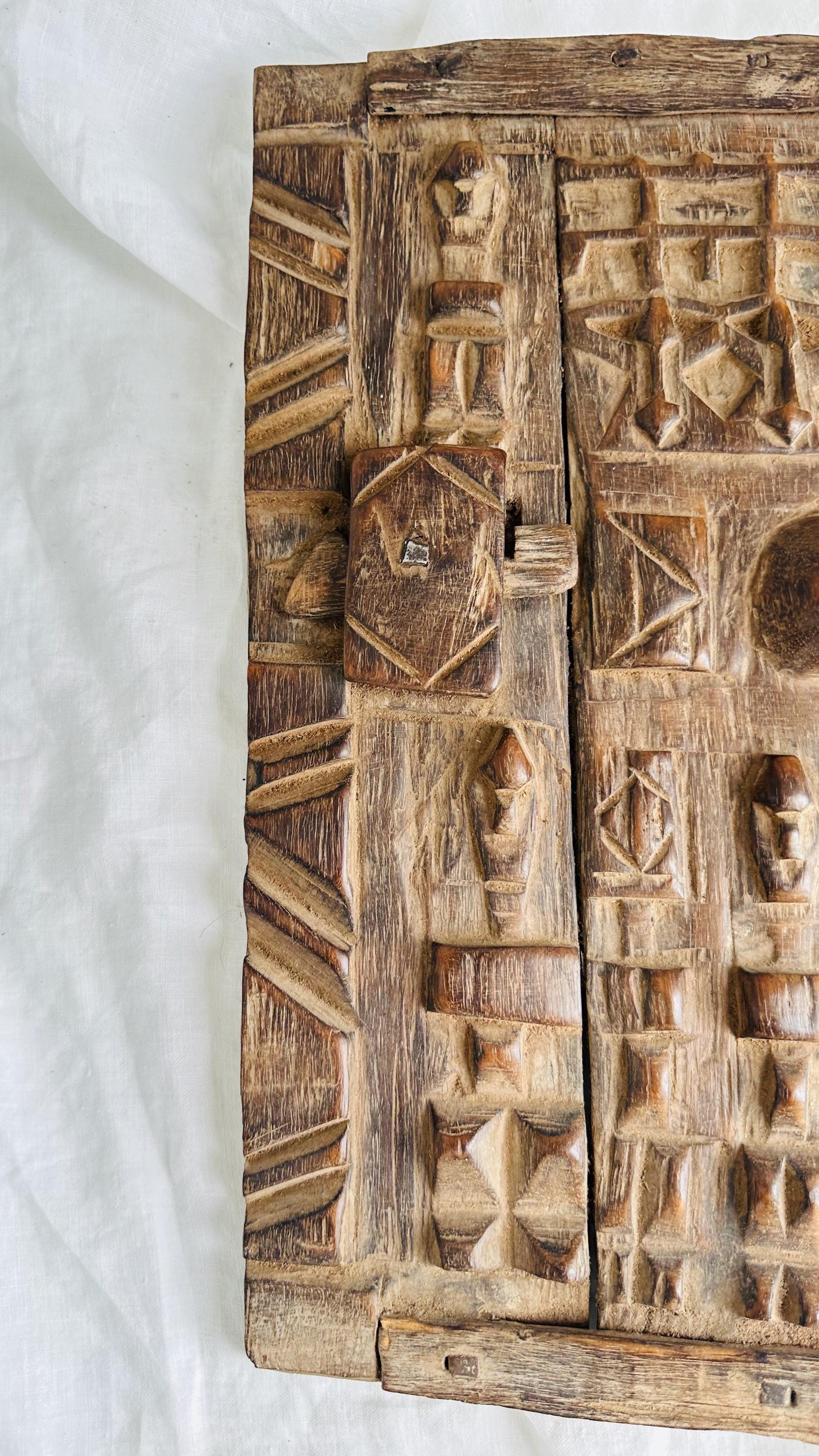 ドゴン族　穀物倉庫　扉 ドゴン族の穀物倉庫の扉。マリ。アンティークのアフリカ製木製彫刻