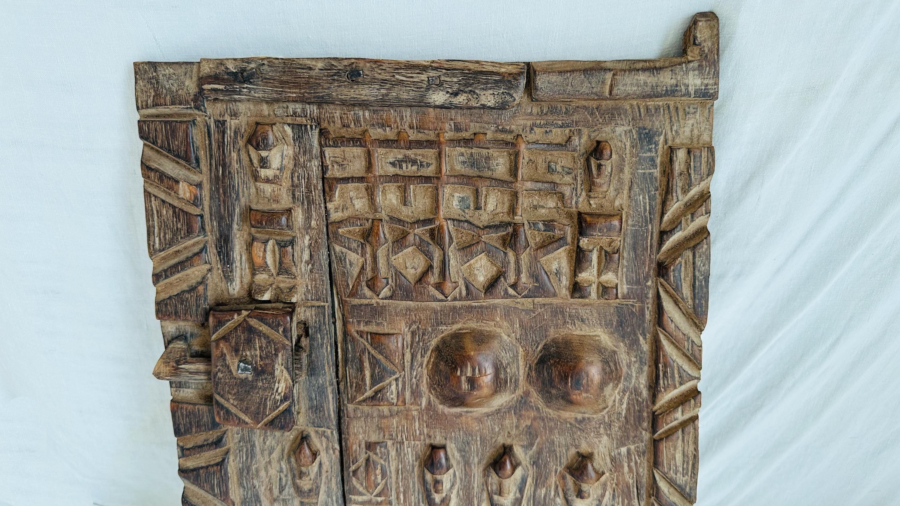 ドゴン族の穀物倉庫の扉。マリ。アンティークのアフリカ製木製彫刻