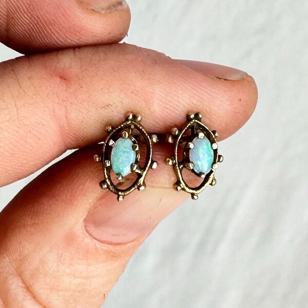 Vintage Indian Opal & 18K Gold Earrings. Stud. 2261