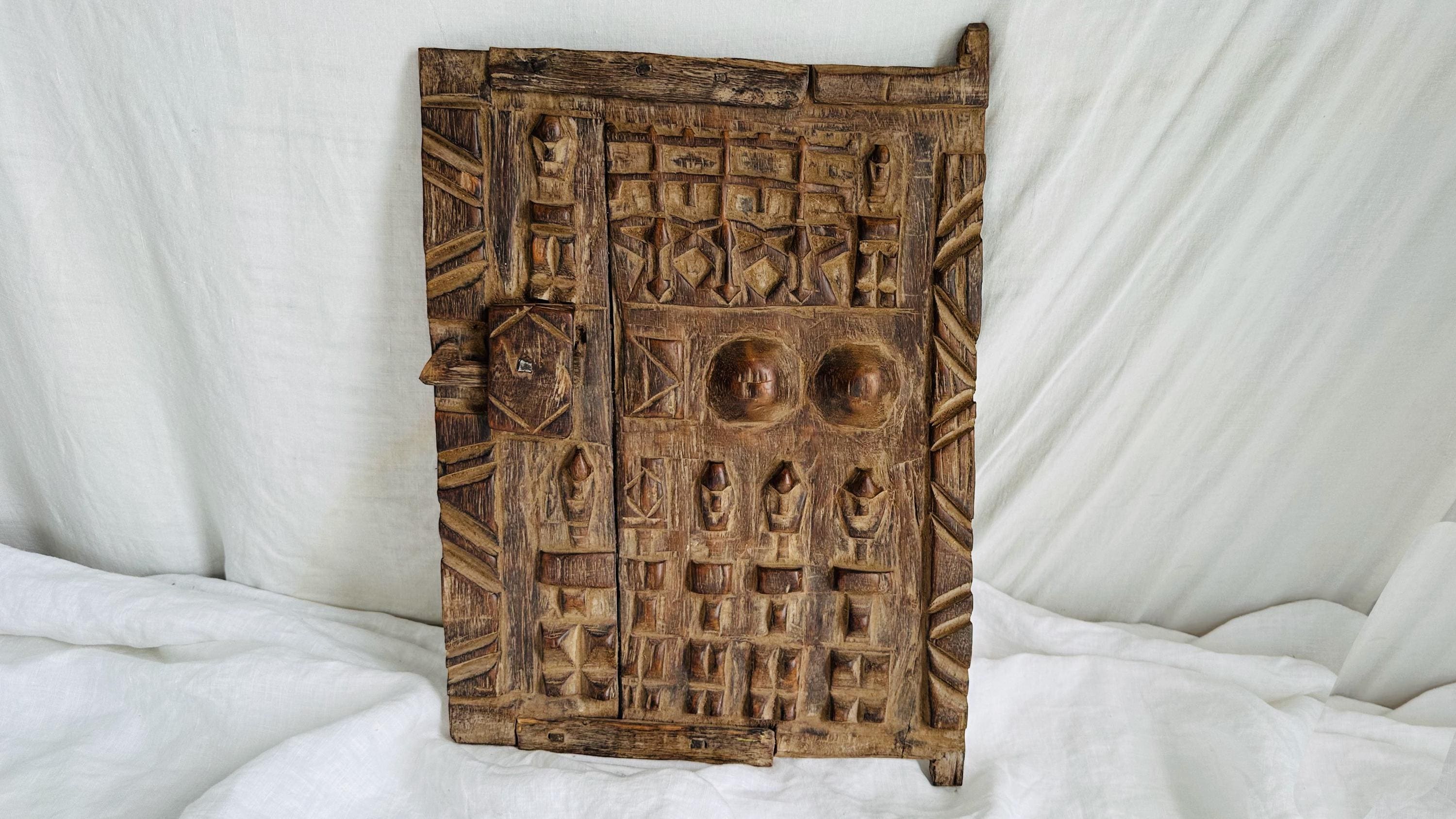 ドゴン族の穀物倉庫の扉。マリ。アンティークのアフリカ製木製彫刻