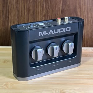 Interfaz de audio USB M-Audio Fast Track para grabación y producción musical (cable USB incluido).