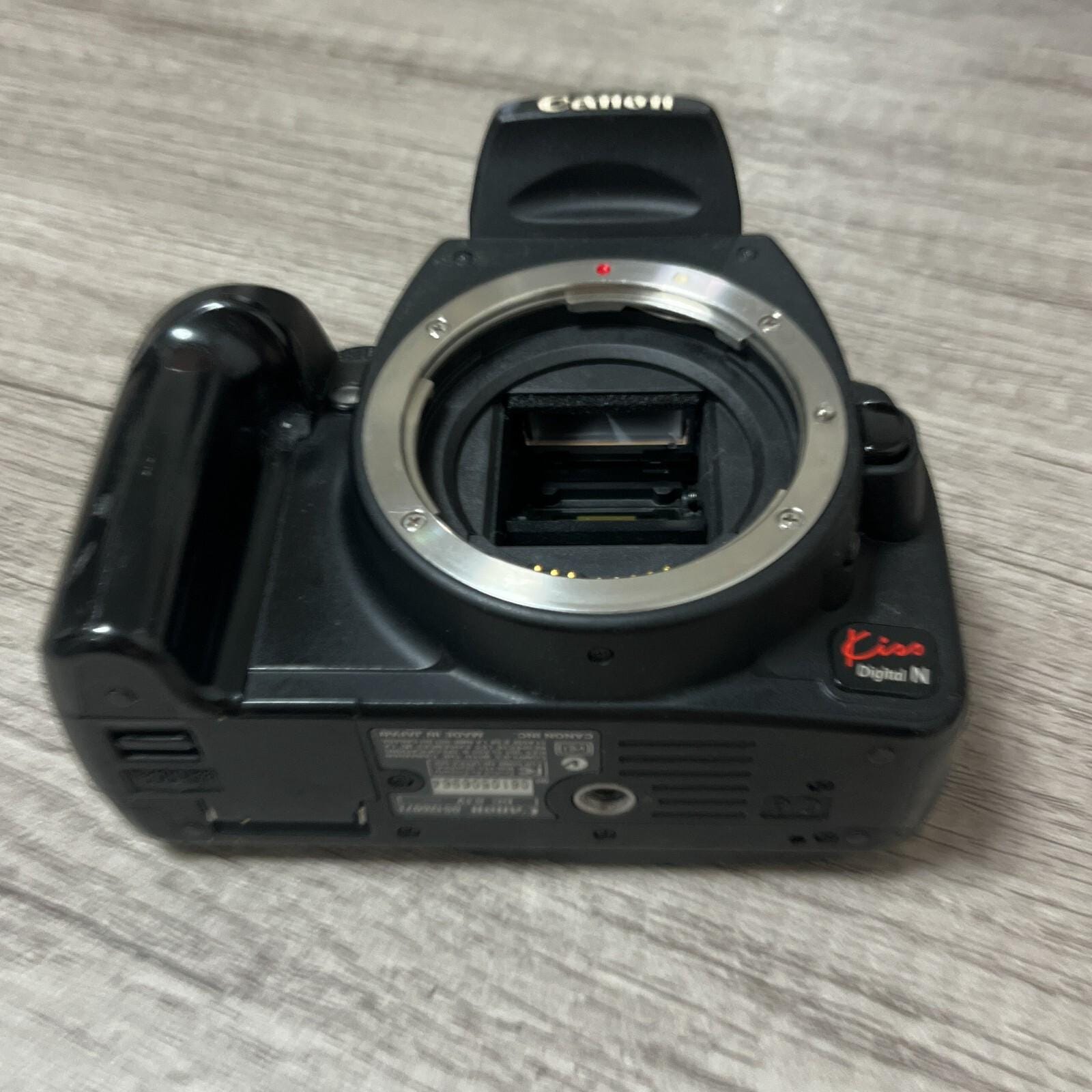 Canon EOS Kiss Digital N デジタルカメラ（本体のみ、バッテリーなし 