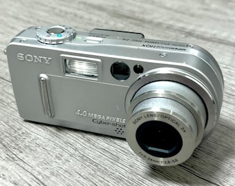 Cámara digital Sony DSCP9 Cyber-shot de 4.0 MP - Probada - Funciona - Leer descripción -