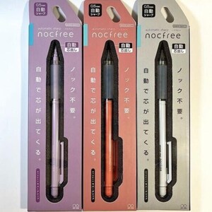 Könnte beinhalten: Drei automatische Druckbleistifte in ihrer Originalverpackung. Jeder Bleistift hat eine andere Farbe: Lavendel, Orange und Weiß. Die Verpackung zeigt japanischen Text und den Markennamen "nocfree".