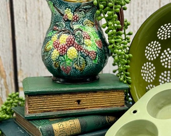 Vintage englische handgemalte Majolika Kanne mit Himbeer / Brombeermotiv, englische Keramik