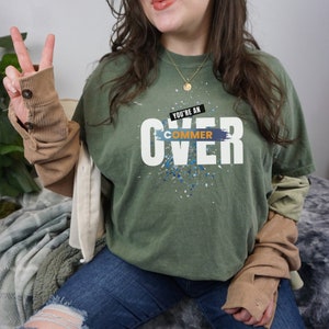 Vom Glauben inspiriertes Komfortfarbe T-Shirt - Trendige christliche Kleidung mit Bibelvers - Übergroßes Hemd für stilvolle Jesus-Gläubige