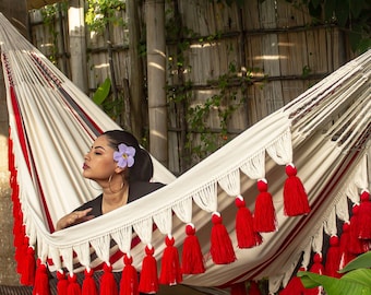Hamaca colombiana hecha a mano con técnicas expertas de tejido indígena: muebles de lujo estilo boho para interiores y exteriores.