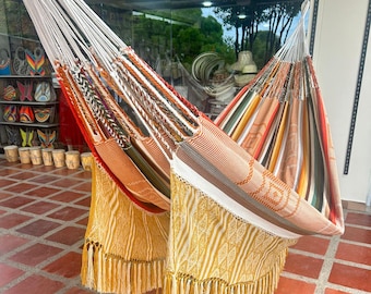 Hamaca colombiana de lujo hecha a mano: Hamaca bohemia para interior y exterior con materiales de alta calidad.