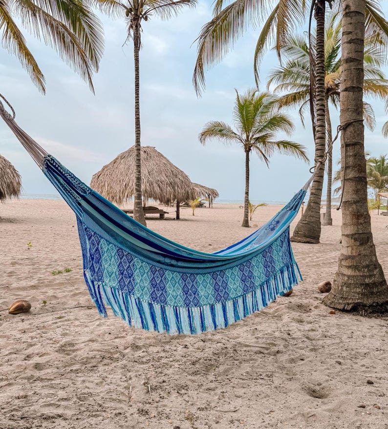 Hamaca colombiana de lujo hecha a mano: Hamaca bohemia para interior y exterior con materiales de alta calidad. imagen 6