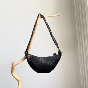 Lammfell Umhängetasche, Croissanttasche aus Leder, Luxus Crossbody Bag