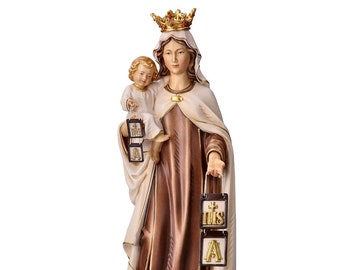 Op de afbeelding: Een houten beeld van de Maagd Maria die een baby Jezus vasthoudt. Ze draagt een bruine en witte robe en een gouden kroon. Ze houdt een set van drie plaquettes vast met de letters "M", "I" en "S" erop. Het beeld staat op een wolk met twee engelen.