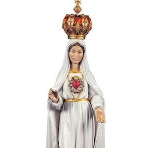 Sacred Heart of Mary, wooden sculpture from Val Gardena. The statue is carved in maple wood and hand painted