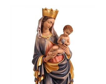 Op de afbeelding: Een houten beeld van de Maagd Maria die het kindje Jezus vasthoudt. Maria draagt een blauwe en rode jurk met een gouden kroon. Jezus draagt een witte jurk en houdt een wereldbol vast.