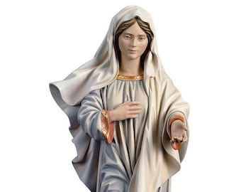Op de afbeelding: Een wit houten beeld van de Maagd Maria, staand op een wolk met een gouden halo. Ze draagt een witte jurk en een blauwe sjerp. Haar handen zijn uitgestrekt en ze kijkt omhoog. De basis van het beeld is gegraveerd met het woord "Medjugorje".