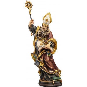 Op de afbeelding: Gedetailleerd houten beeld van een religieuze figuur, gekleed in een lange bordeauxrode jurk met gouden randen en een witte en gouden hoed. De figuur houdt een staf in één hand en een boek in de andere. Het beeld staat op een donkere basis.