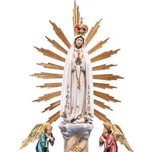Madonna of Fatima statue with angels, wooden sculpture from Val Gardena. The statue is carved in maple wood and hand painted