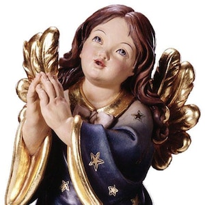 Pode incluir: Estatueta detalhada de um anjo com cabelo castanho, olhos azuis e asas douradas. O anjo está vestindo uma túnica azul com detalhes dourados e estrelas. As mãos estão juntas em oração e o rosto tem uma expressão serena.