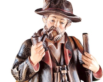 Hunter, a wooden sculpture from Val Gardena. The statue is carved from maple wood and hand-painted.